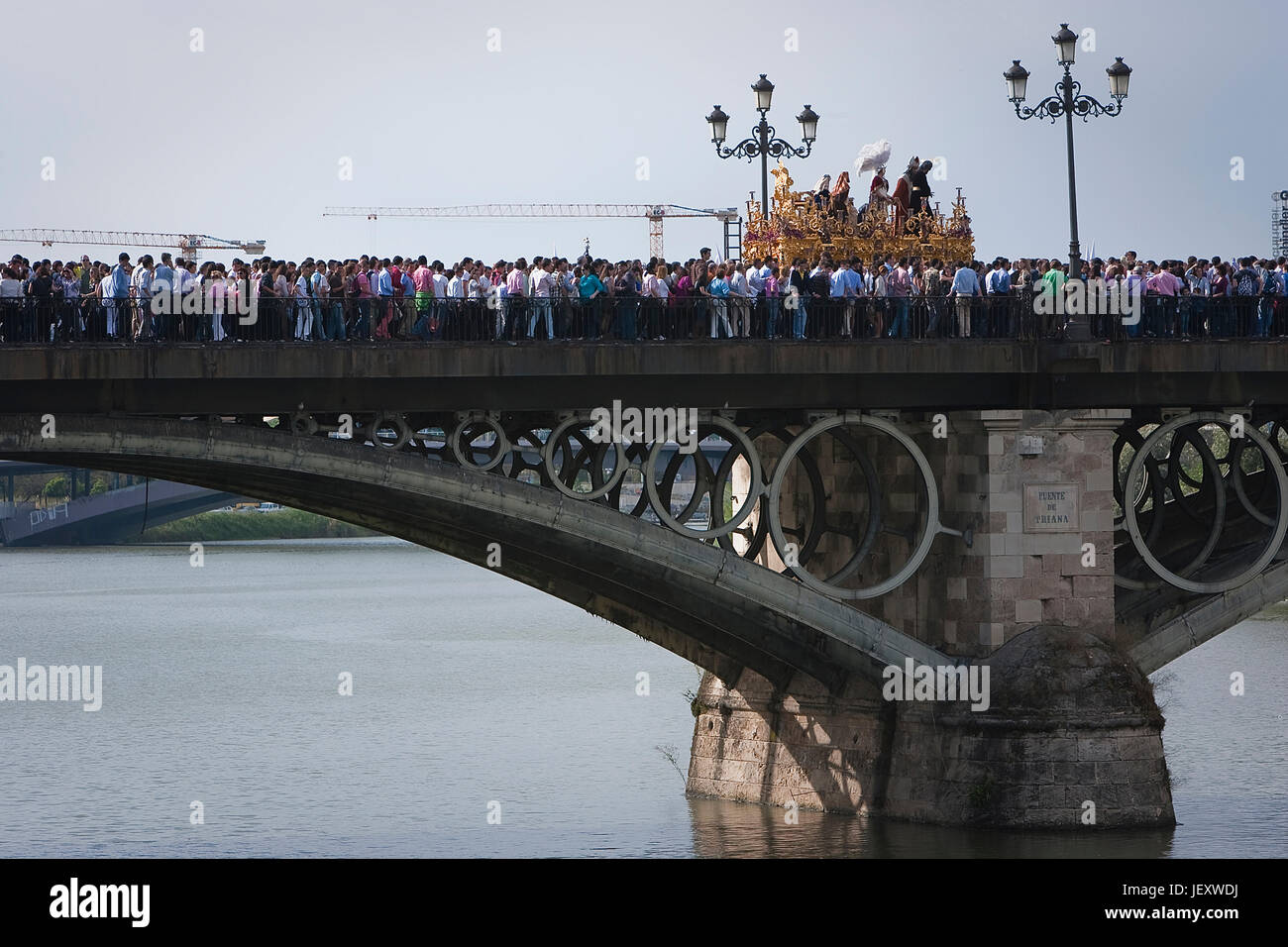 Bruderschaft von San Gonzalo vorbei die Heiligen Montag an der Puente de Triana, Sevilla, Spanien Stockfoto
