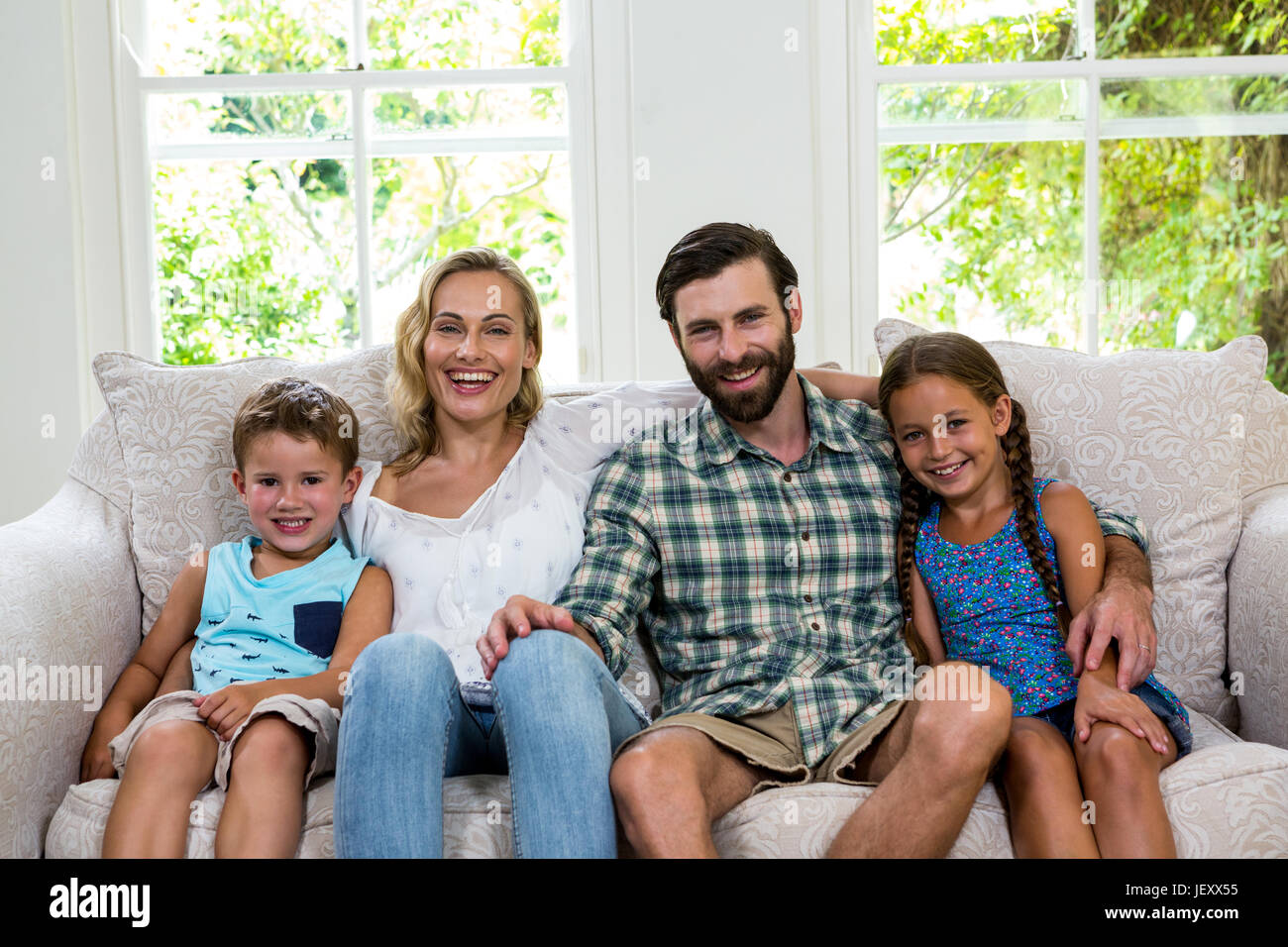 Porträt der glückliche Familie auf sofa Stockfoto