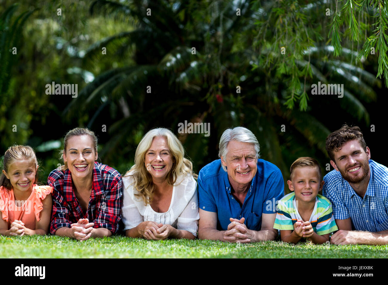 Porträt der Familie liegen auf dem Rasen im Garten Stockfoto