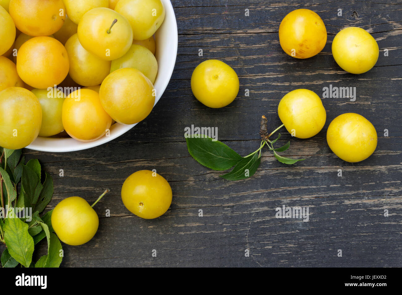 Gelbe Pflaume Frucht in Schüssel - Draufsicht Stockfoto