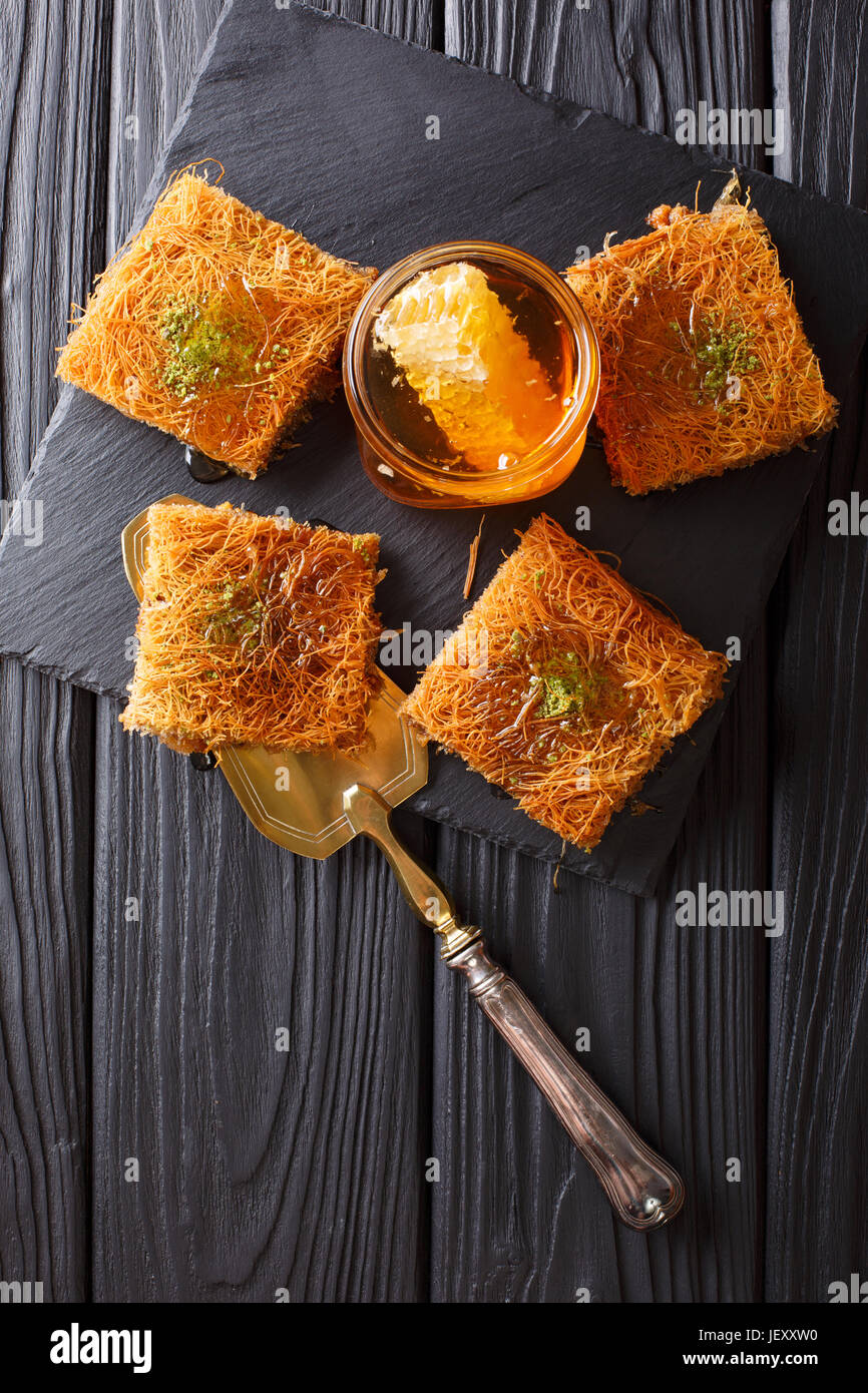Köstliche Middle Eastern Gebäck mit Pistazien und frischen Honig  Nahaufnahme auf einer Platte. vertikale Ansicht von oben Stockfotografie -  Alamy
