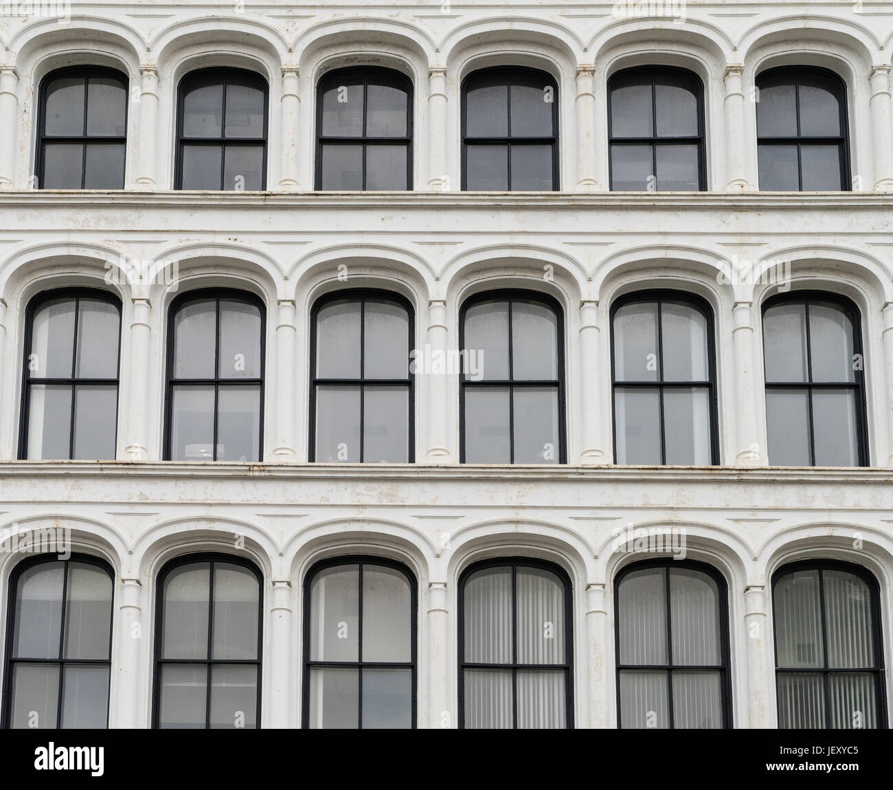Weißes Gebäude Fassade mit Reihen von Fensterbögen. Stockfoto