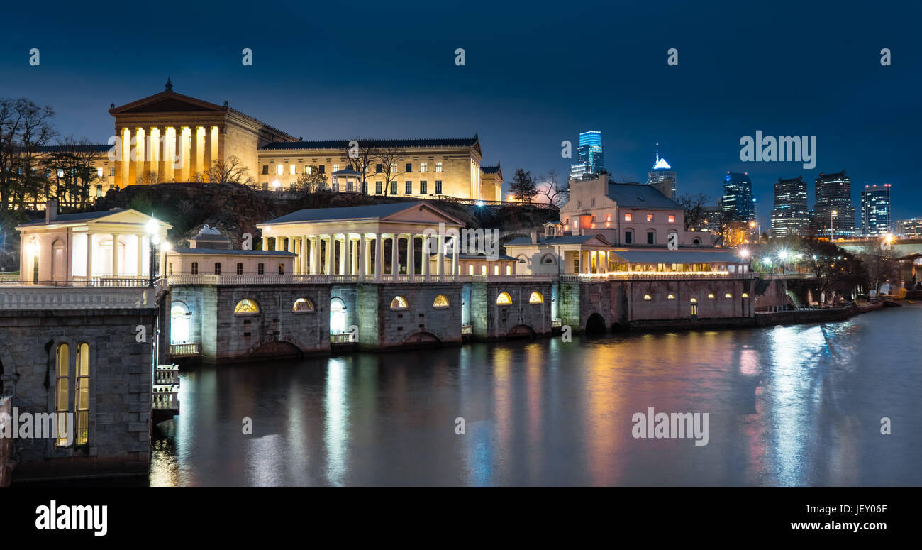 Philadelphia Museum der Kunst und Wasserwerk Nightscape entlang des Schuylkill River in Philadelphia, Pennsylvania. Stockfoto