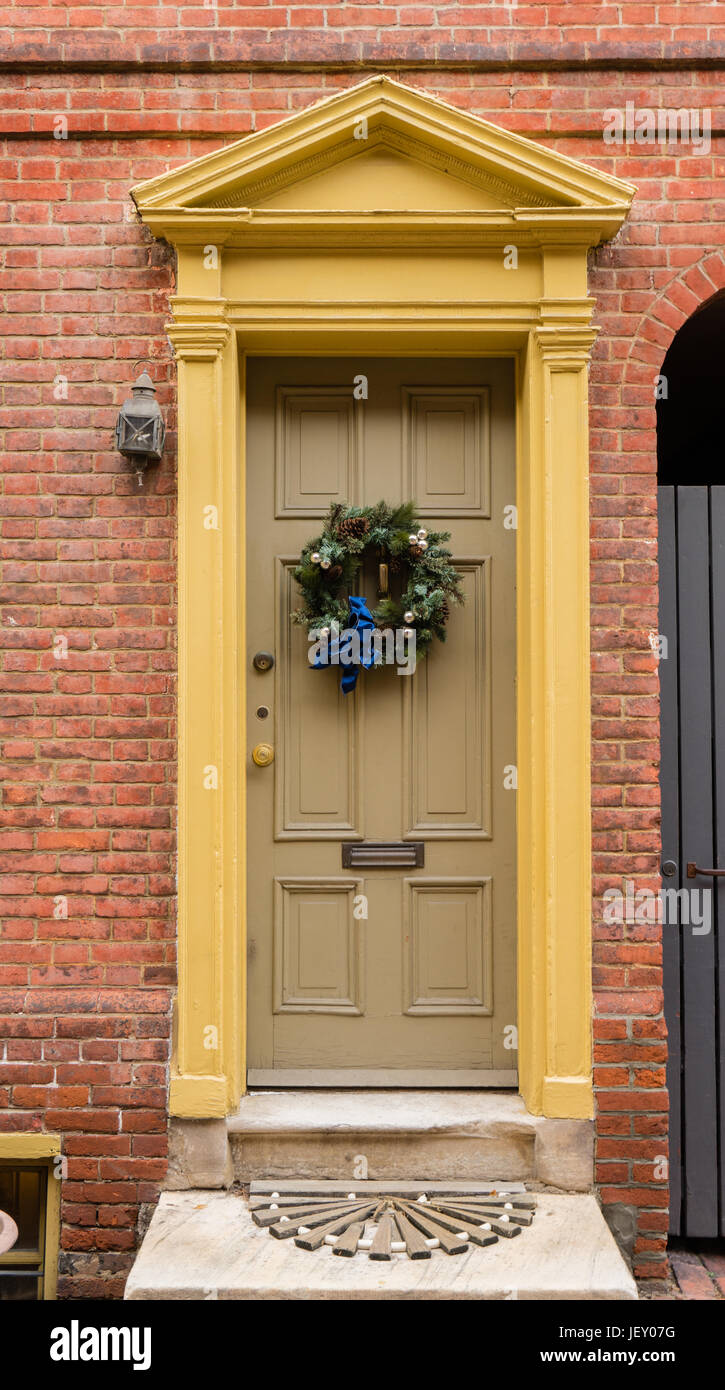 Koloniale grüne Tür in historischen Elfreth Gasse in Philadelphia mit Giebel und Weihnachten Kranz. Stockfoto