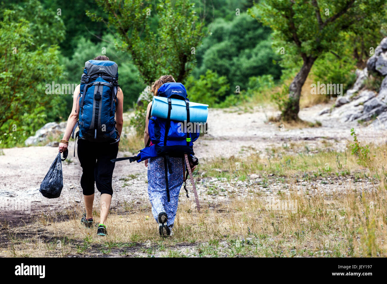 Ein Paar auf einer Reise im Tal des Flusses Berounka, Tschechien wandern Europa Stockfoto