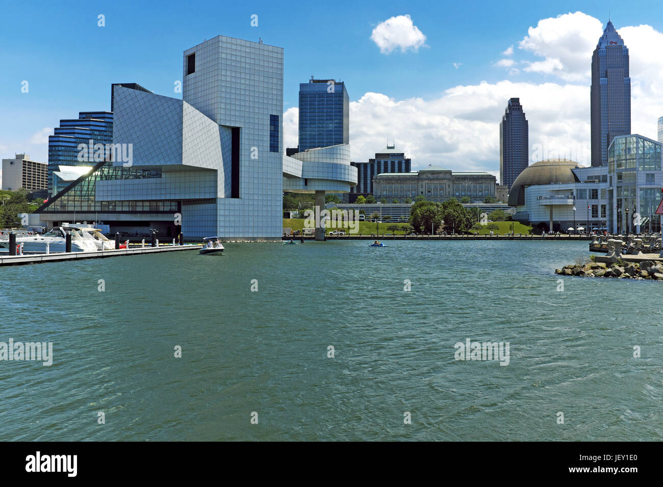 Cleveland, Ohio, einer mittleren Westen der Stadt in der Rustbelt der Vereinigten Staaten, wird mit einen teilweisen Blick auf die Skyline am Ufer des Lake Erie angezeigt. Stockfoto