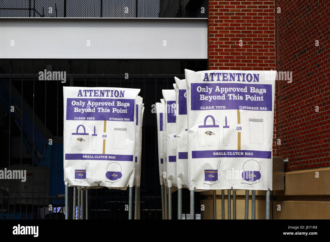 'Nur Taschen über diesen Punkt hinaus' Zeichen außerhalb der M&T Bank Stadium in der Nähe von Camden Yards, Baltimore, Maryland, USA zugelassen Stockfoto