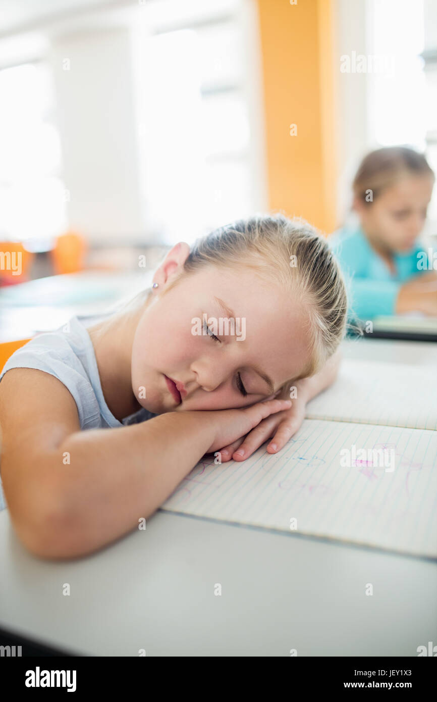 Ein nettes Mädchen, Einschlafen am Schreibtisch Stockfoto