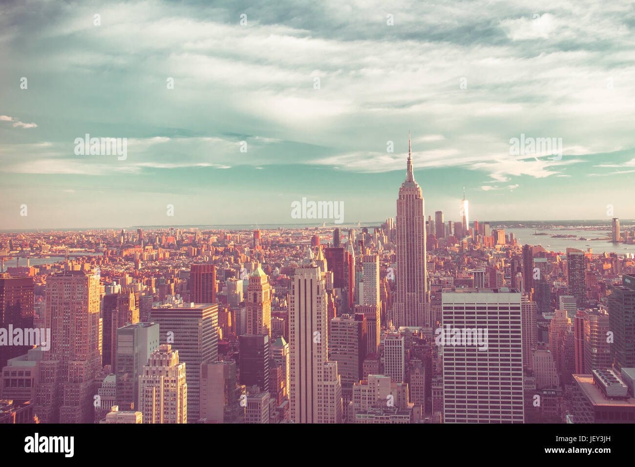 Blick auf die New Yorker Skyline von Midtown Manhattan downtown suchen gesehen. Dieses Bild hat Vintage-Ton-Filter. Stockfoto