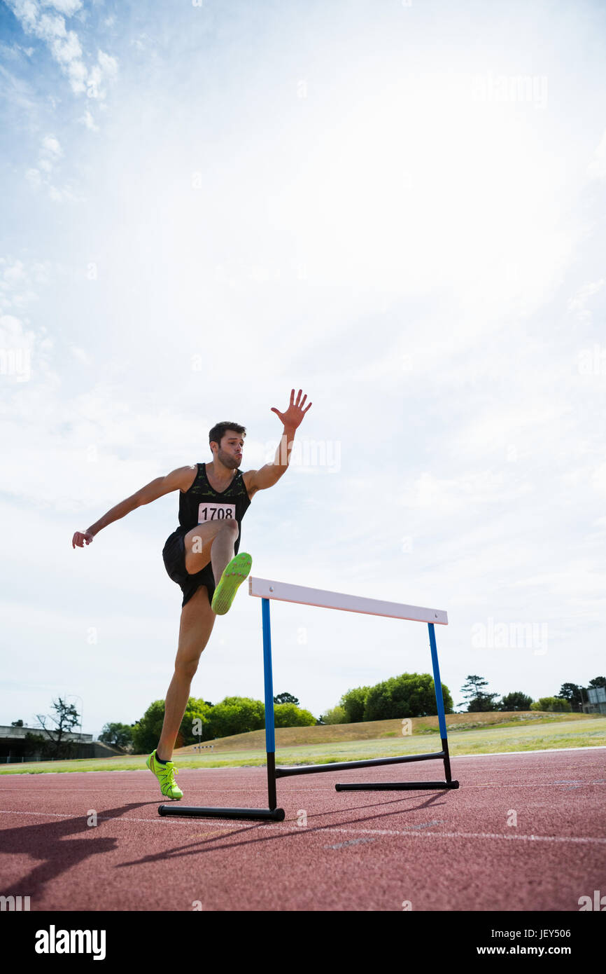 Sportler, die über die Hürde springen Stockfoto
