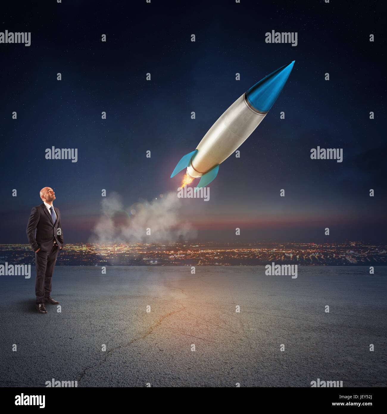 Geschäftsmann sieht eine Rakete zu starten. Konzept der Firma Start und Neugeschäft. 3D-Rendering. Stockfoto