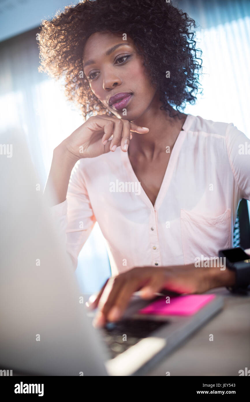 Geschäftsfrau, die auf ihrem Computer arbeiten Stockfoto