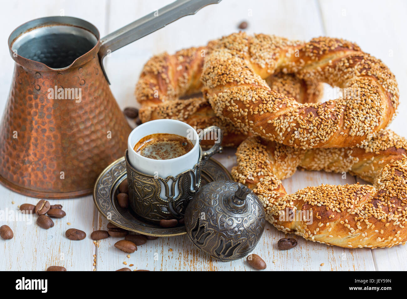 Frühstück mit schwarzem Kaffee und Türkische Bagels. Stockfoto