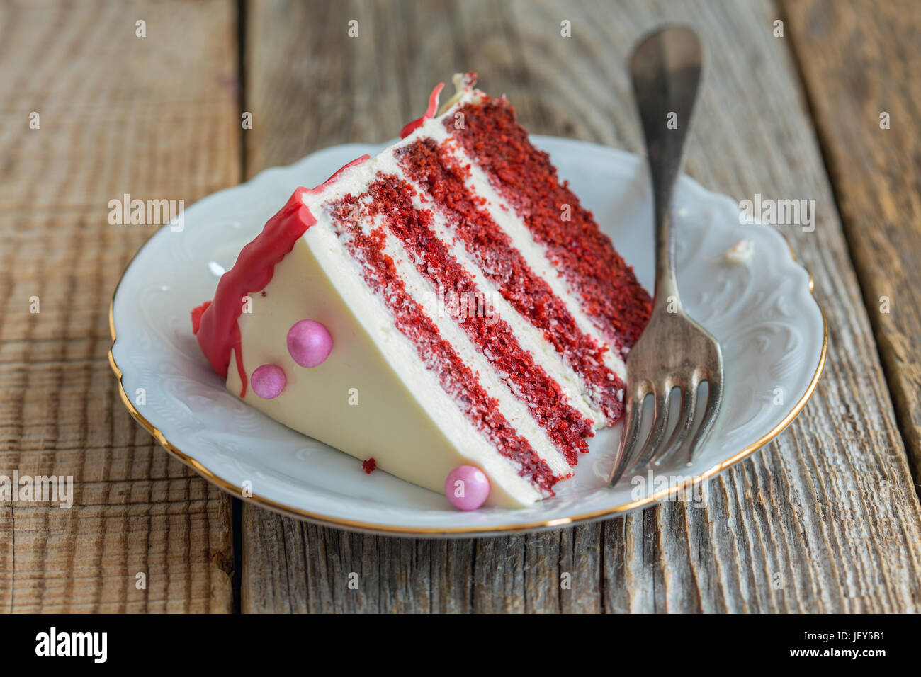 Stück Kuchen Red velvet auf einer Platte Nahaufnahme. Stockfoto
