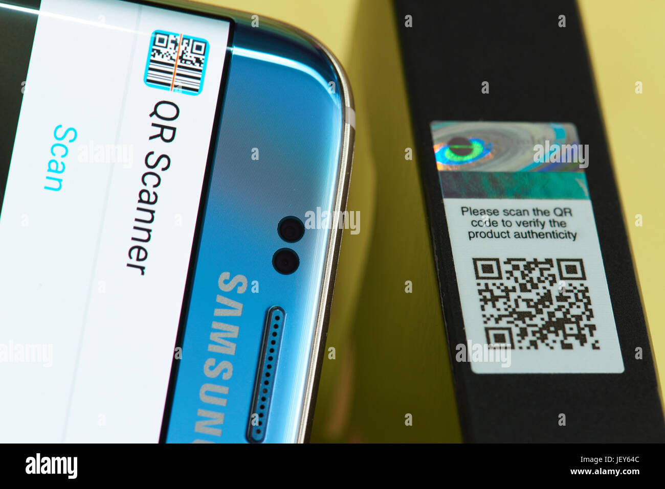 New York, USA - 27. Juni 2017: Scannen QR-Code auf Produktverpackung mit mobilen Smartphone-Anwendung Stockfoto