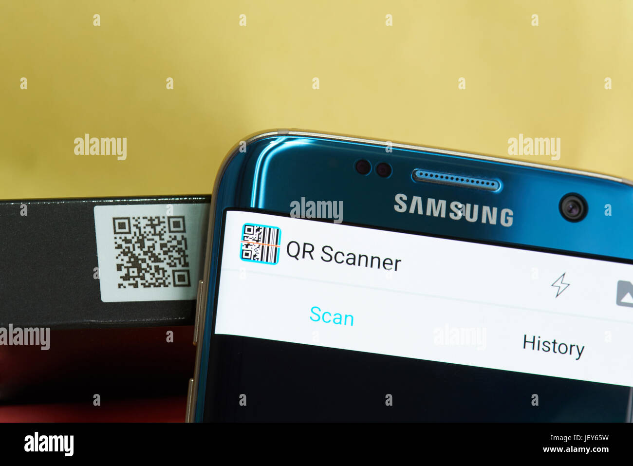 New York, USA - 27. Juni 2017: QR Scanner mobile app Nahaufnahme. Produkt-QR-Code Scannen Stockfoto