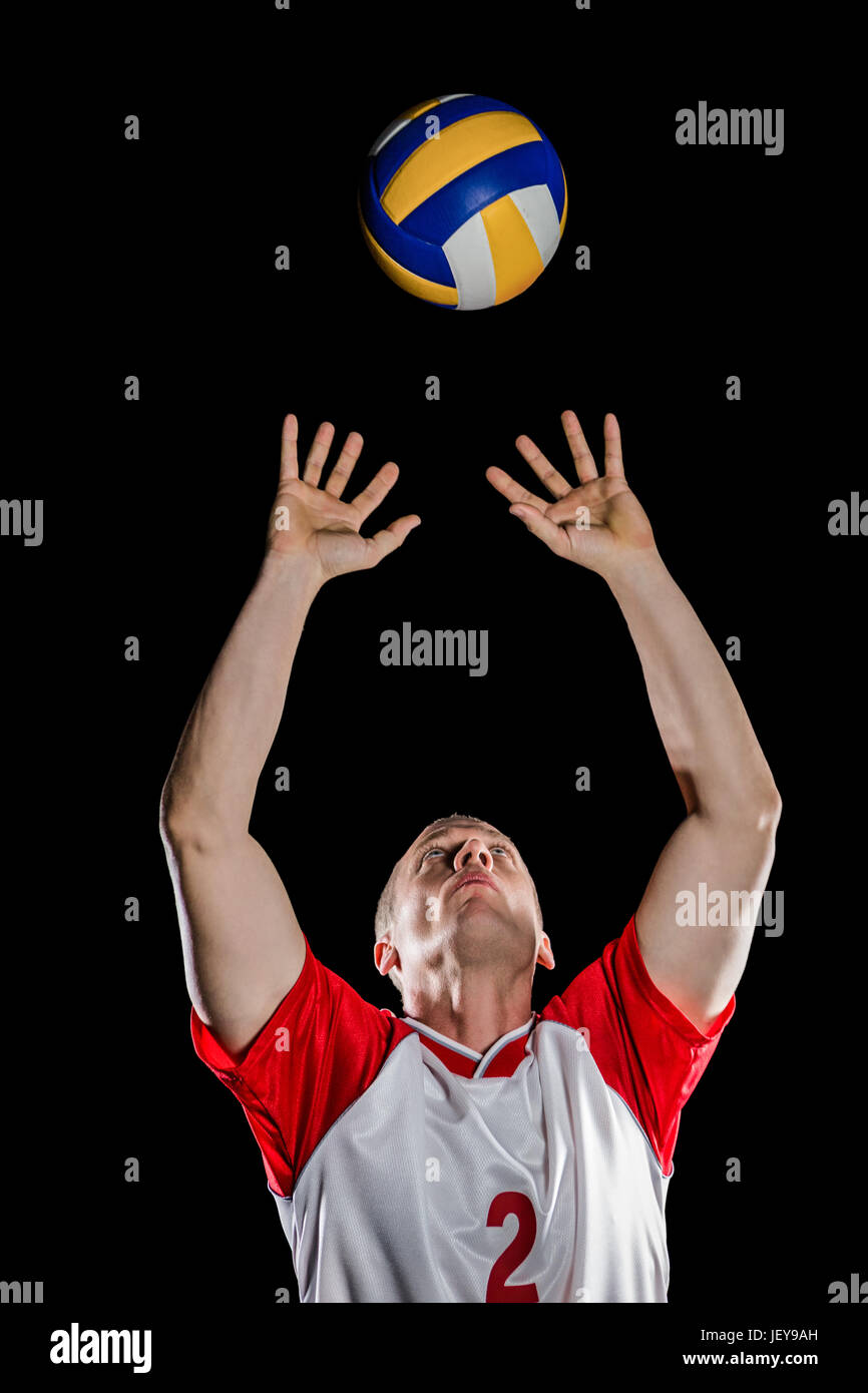 Sportler, die Volleyball während des Spiels zu werfen Stockfoto