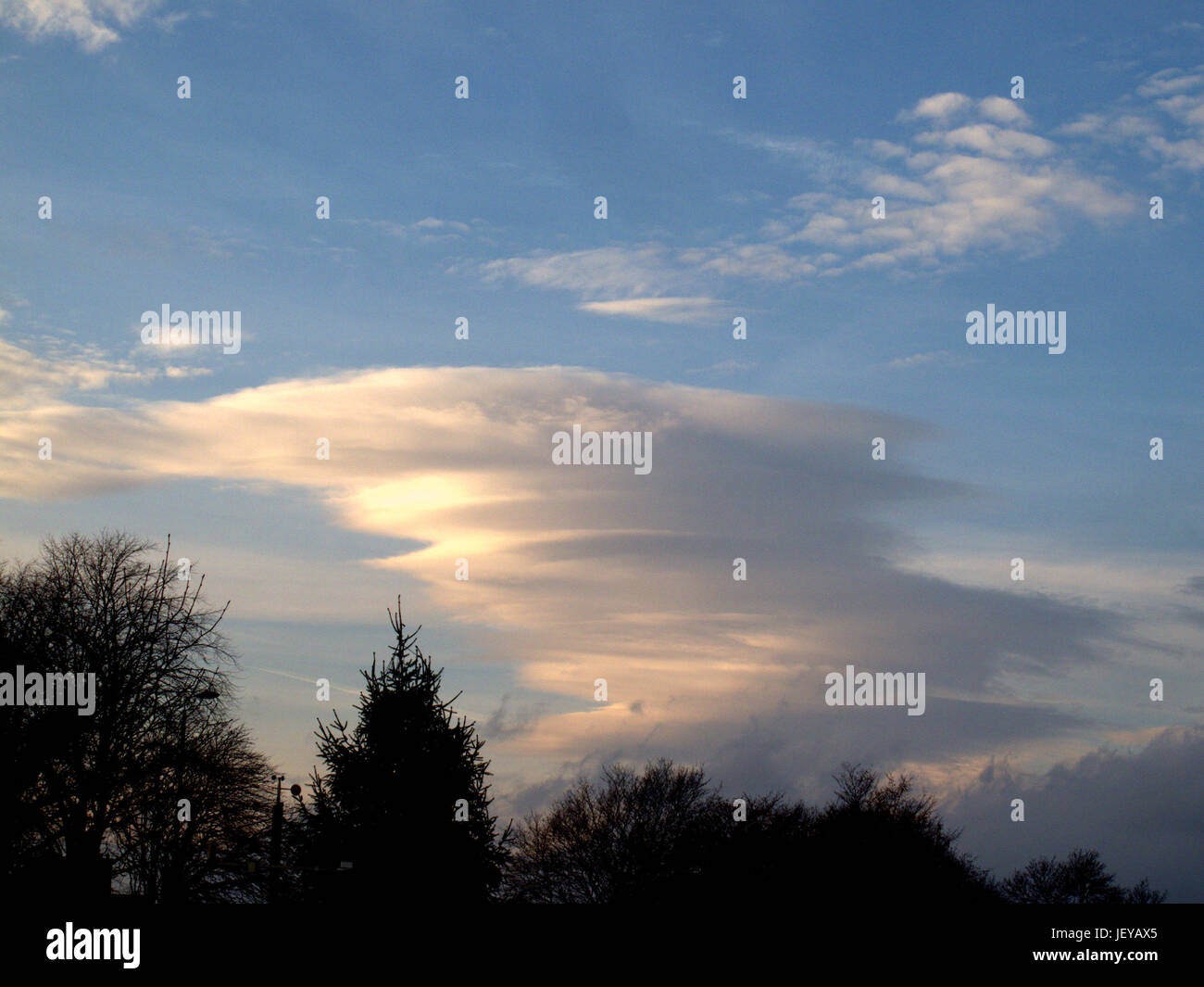 Seltsame UFO riesigen Mutterschiff Form über die Stadt, linsenförmige Wolken Altocumulus Lenticularis sind stationäre linsenförmige Wolken Stockfoto