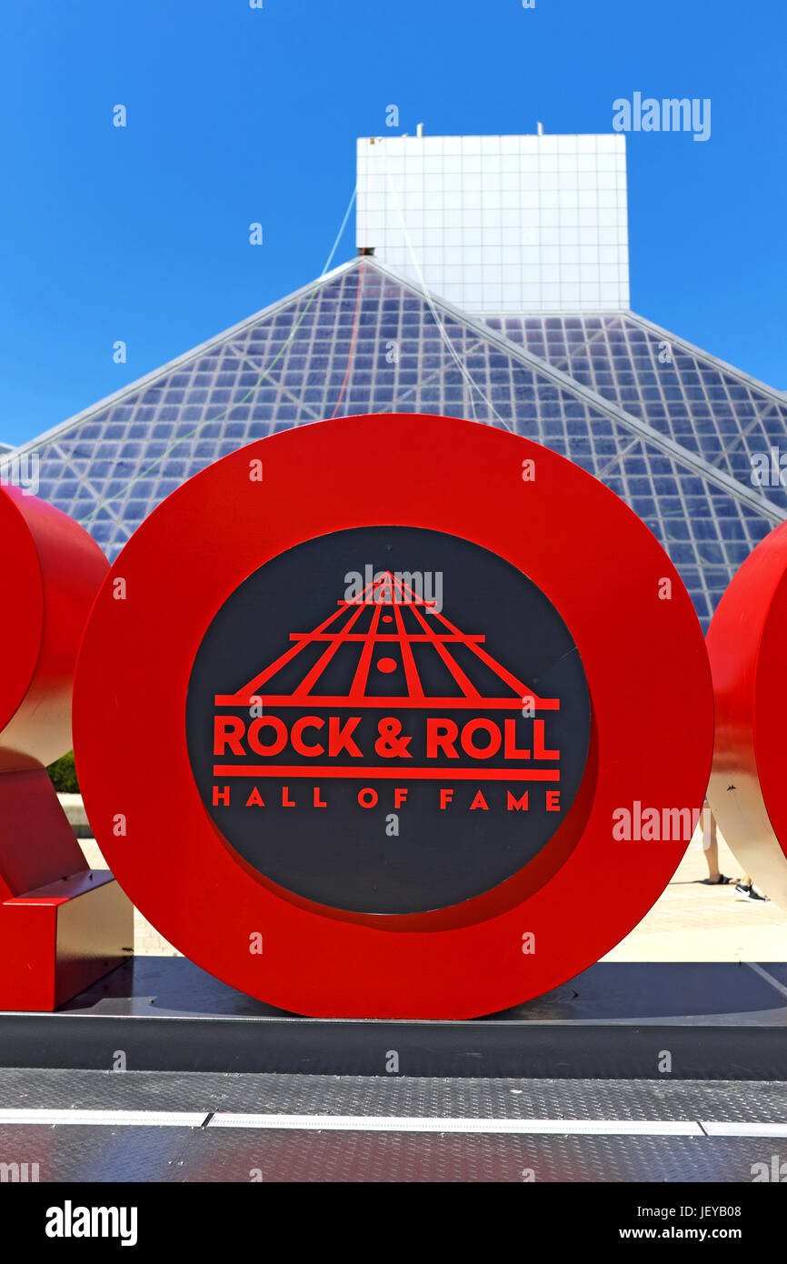 Das Rock And Roll Hall Of Fame and Museum in der Innenstadt von Cleveland, Ohio, ist ein Wahrzeichen Struktur, die eine ikonische Merkmal der Skyline geworden ist. Stockfoto