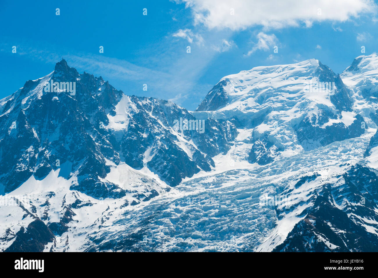 Mont Blanc mit Aiguille du Midi und Les Bossons Gletscher Stockfoto