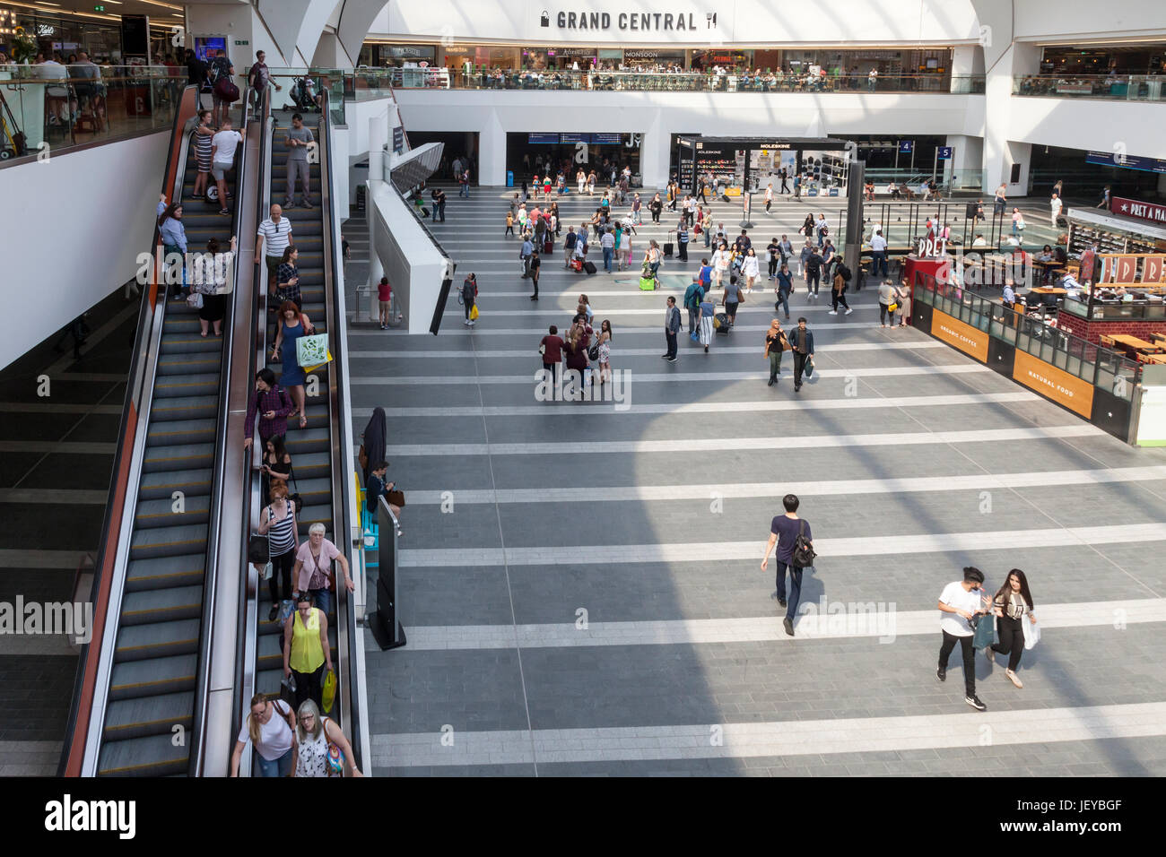 Grand Central, ein Einkaufszentrum in der Innenstadt von Birmingham, England, über neue Straße entfernt. Käufer und Reisenden mischen sich zwischen Geschäften und Cafés. Stockfoto