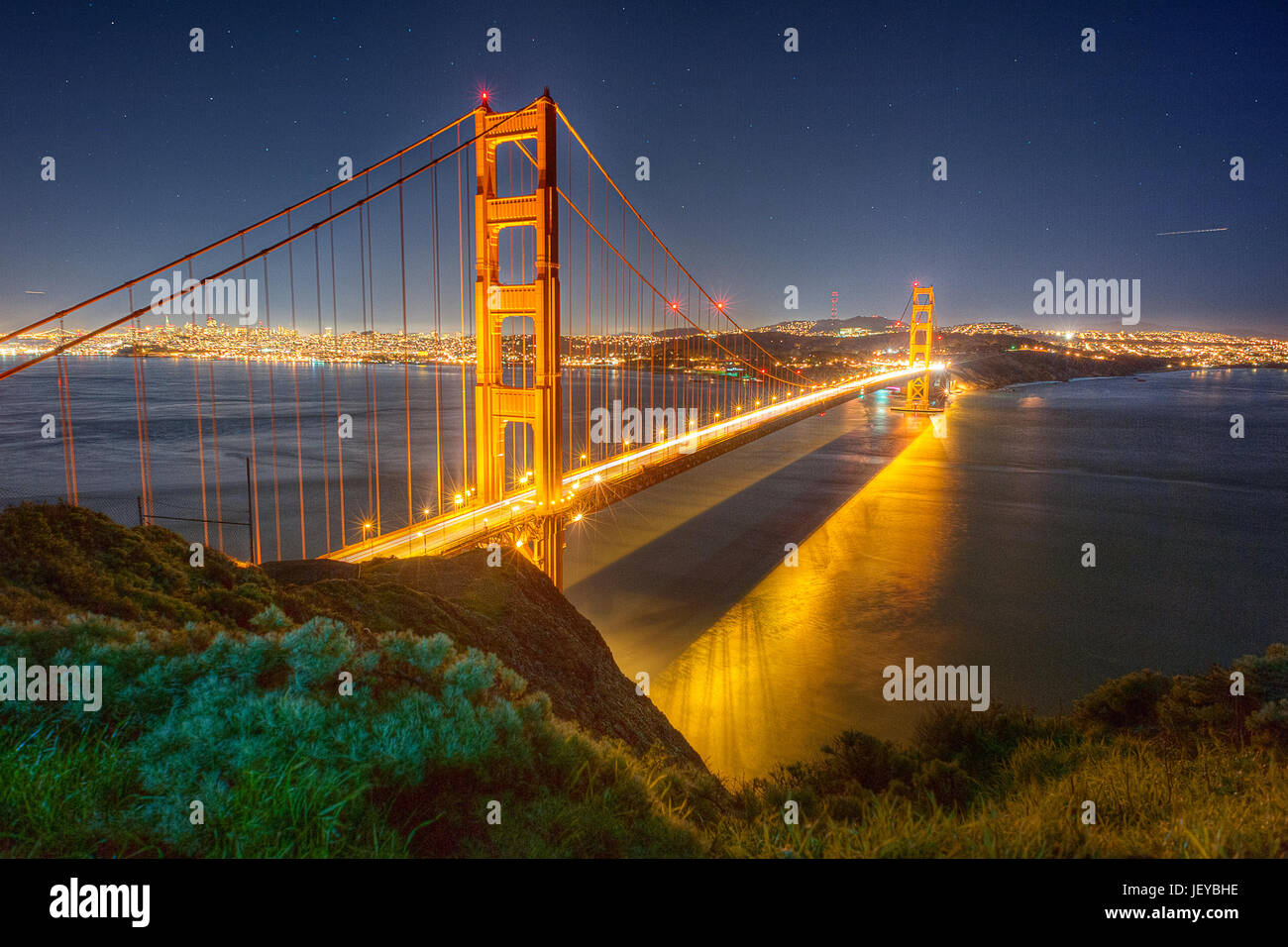 Die berühmte Golden Gate Bridge mit San Francisco im Hintergrund fotografiert in der Nacht von der Golden Gate Bridge Vista Point in Mill Valley, CA. Stockfoto