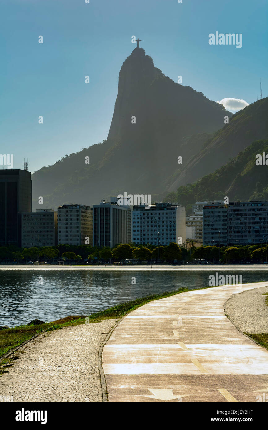 Botafogo Strand und Bucht mit Statue von Christus Erlöser, Hügeln und Gebäuden im Hintergrund Stockfoto