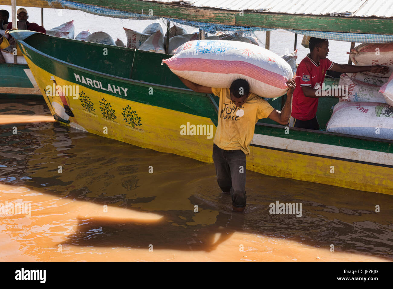 Entladung Säcke von Erdnüssen am Fluss Tsiribihina, Belo Tsiribihina, Madagaskar Stockfoto