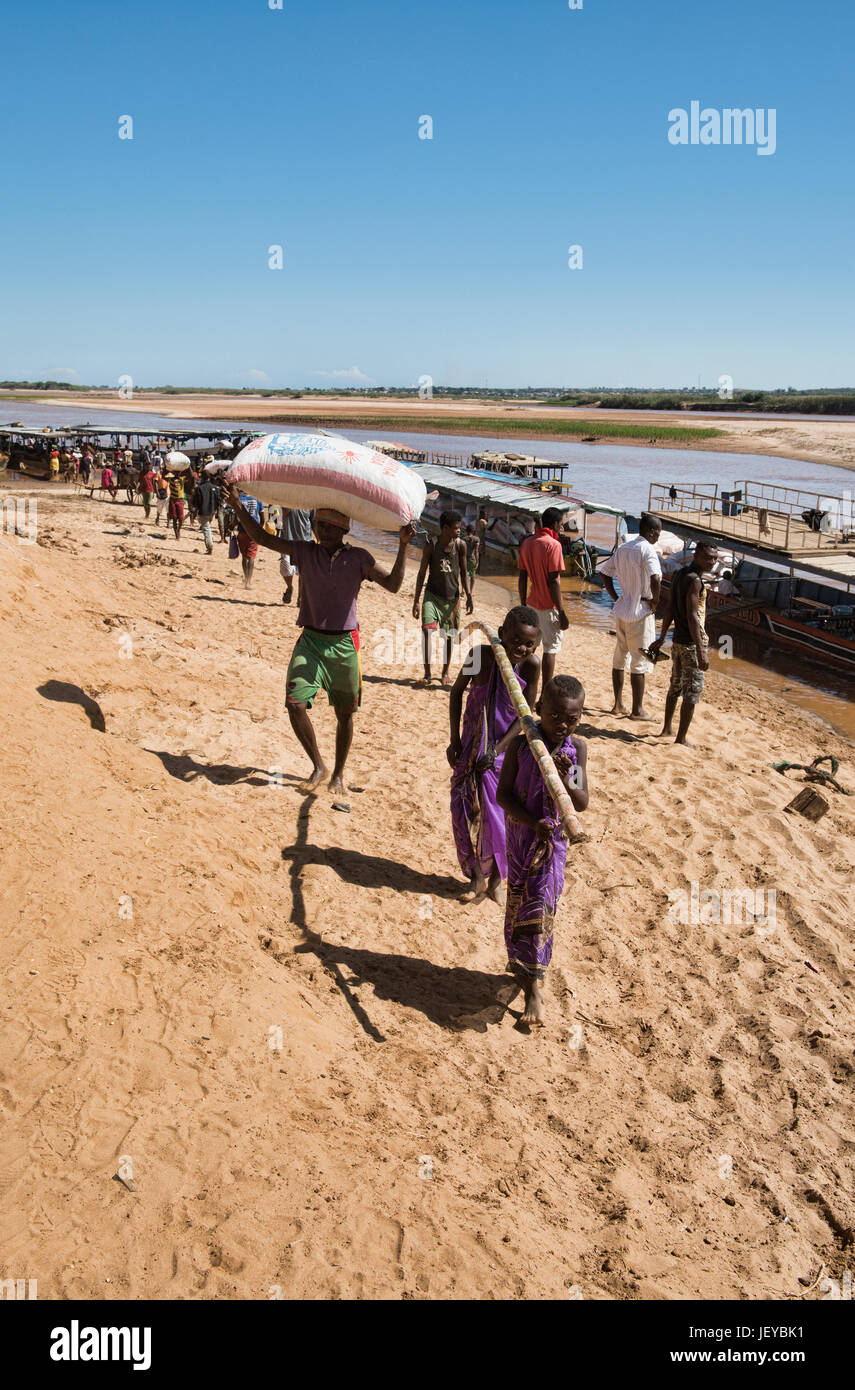 Entladung Säcke von Erdnüssen am Fluss Tsiribihina, Belo Tsiribihina, Madagaskar Stockfoto