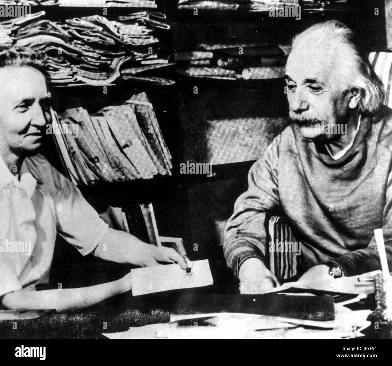 Albert Einstein und Irene Joliot-Curie, c 1940 Stockfoto