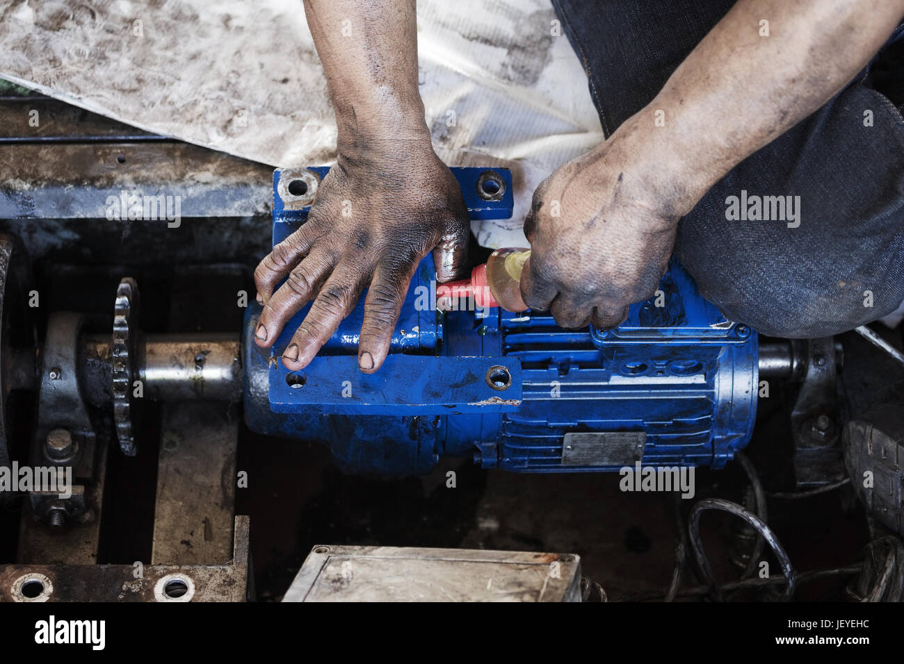 Hand der Mechaniker Ölen Gang und bei der Wartung des Elektromotors Stockfoto
