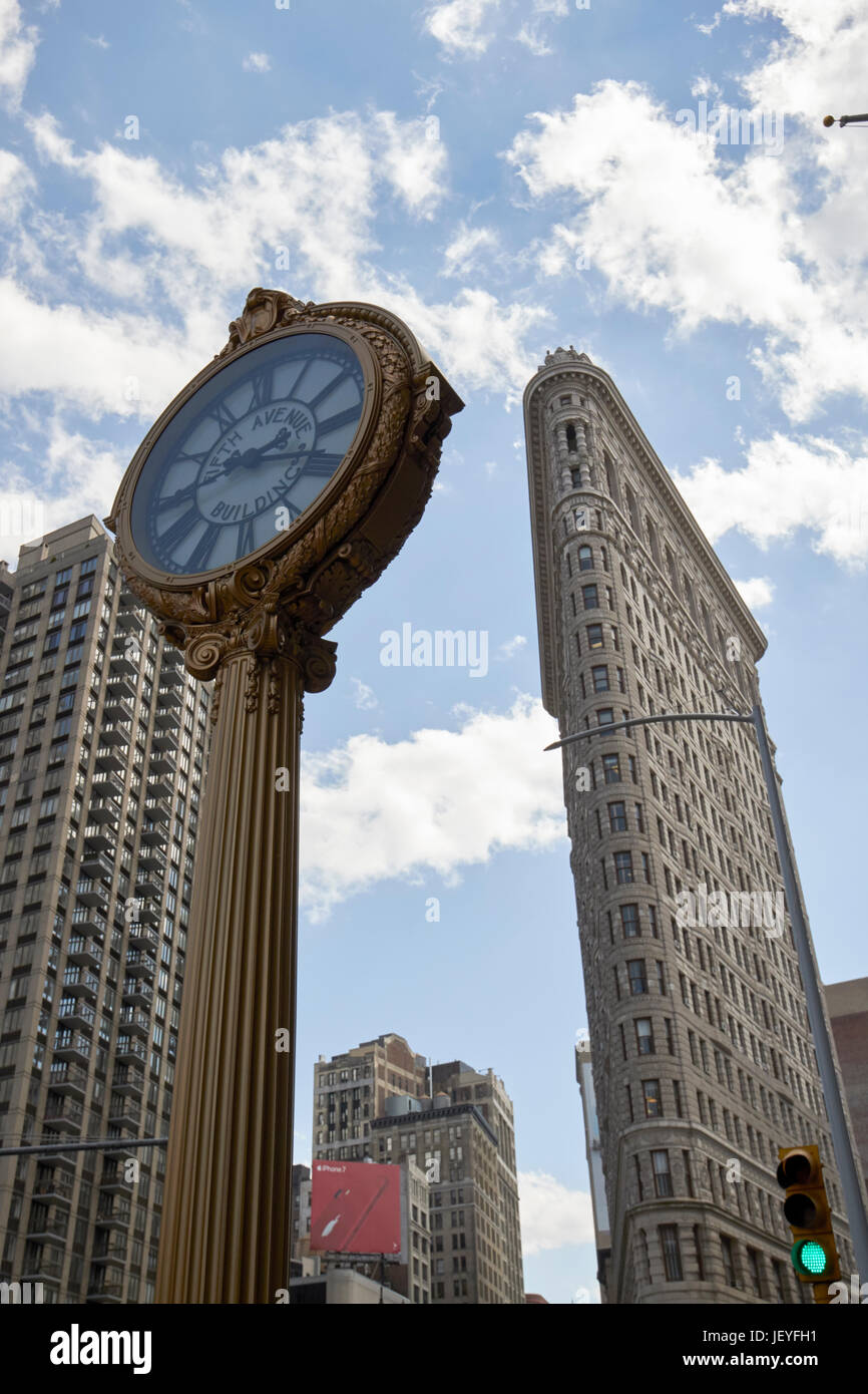 Gebäude der fünften Avenue im Stadtteil Flatiron Gebäude New York City USA Uhr Stockfoto