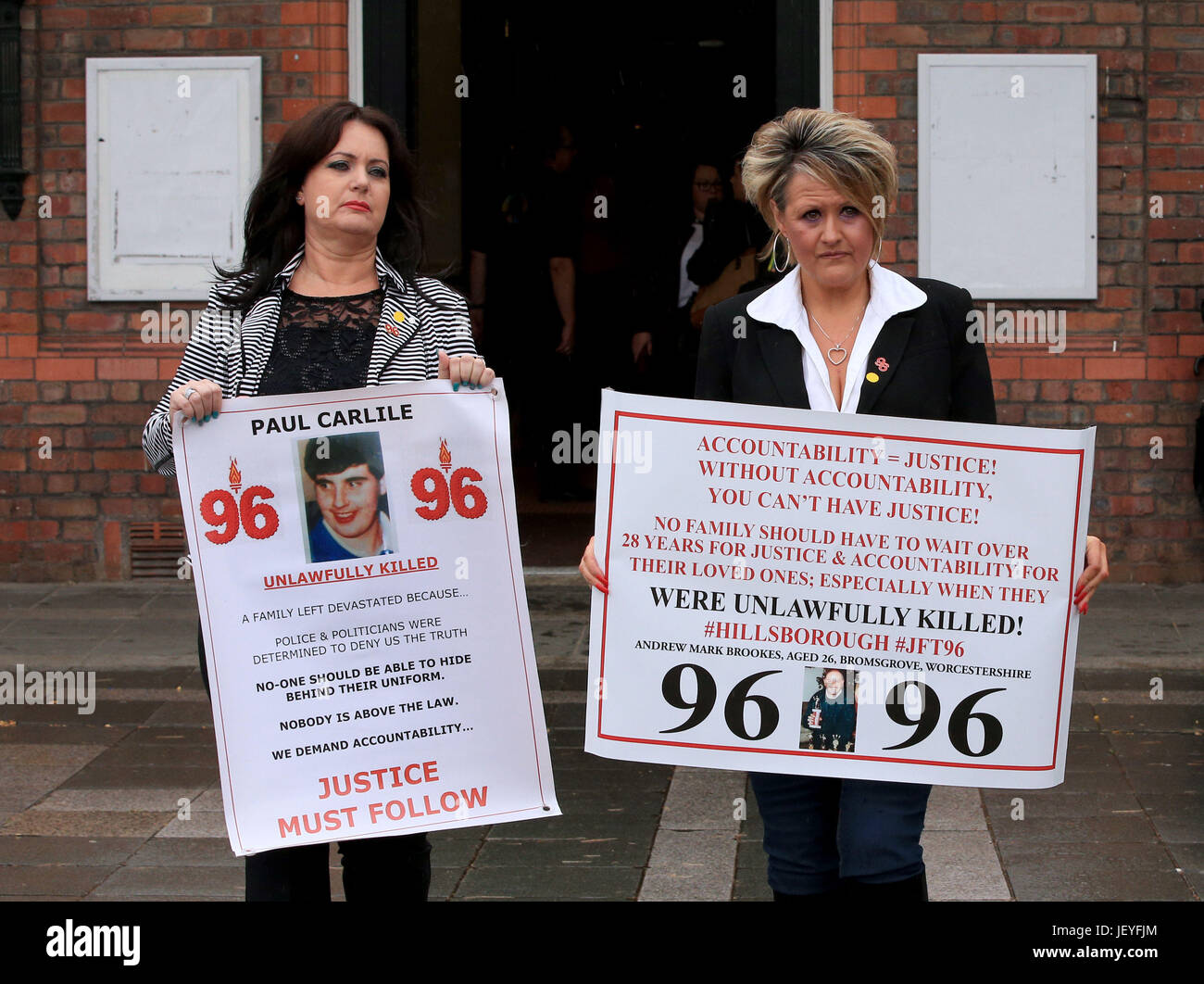 Louise Brookes (rechts) und Donna Miller angekommen Parr Hall, Warrington, wo der Crown Prosecution Service der Hillsborough-Katastrophe laden Entscheidungen verkünden wird. Stockfoto