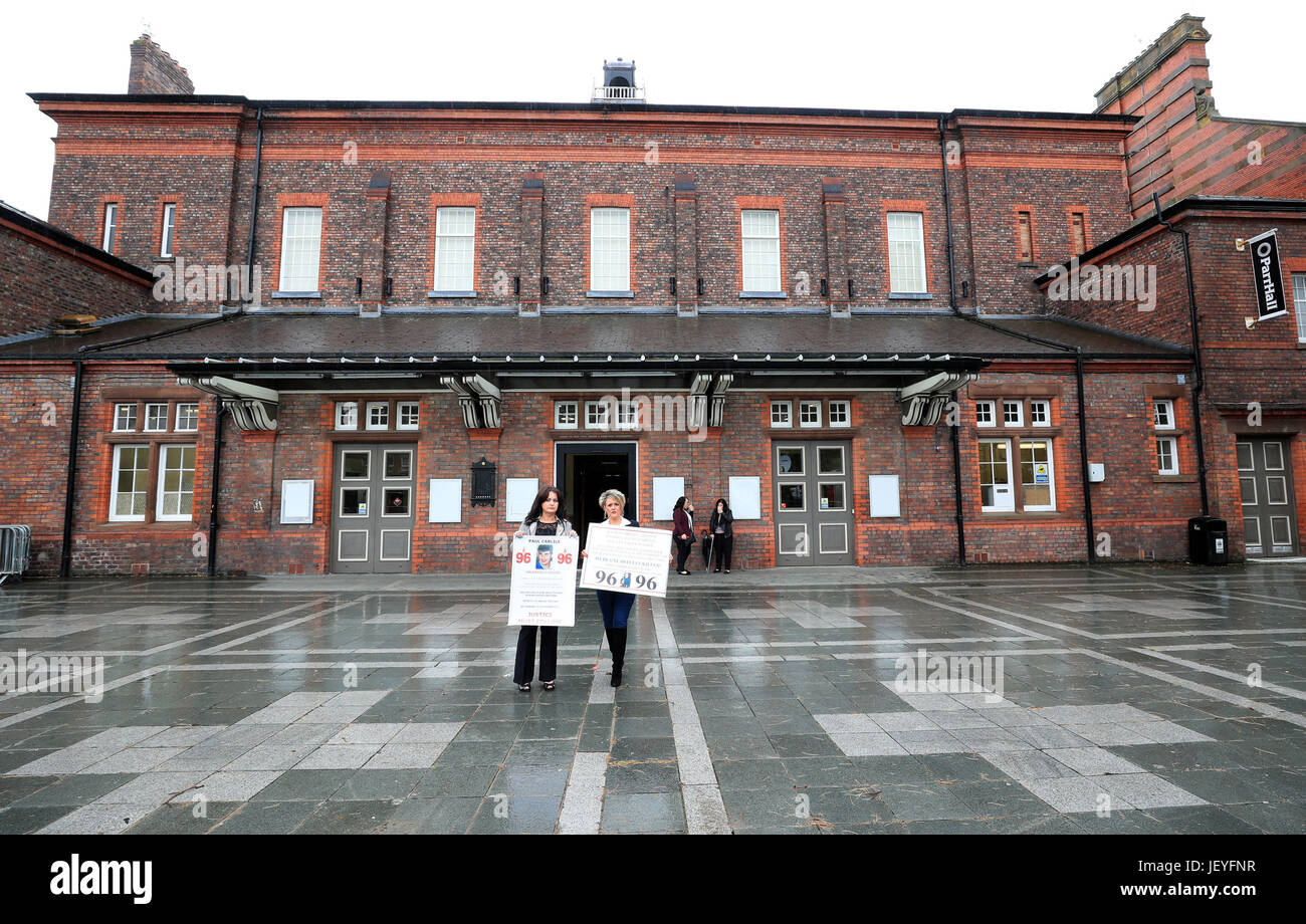 Louise Brookes (rechts) und Donna Miller angekommen Parr Hall, Warrington, wo der Crown Prosecution Service der Hillsborough-Katastrophe laden Entscheidungen verkünden wird. Stockfoto