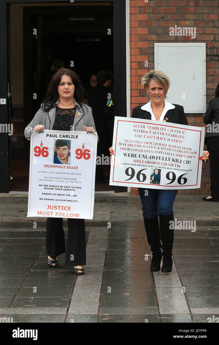 Louise Brookes (rechts) und Donna Miller angekommen Parr Hall, Warrington, wo der Crown Prosecution Service der Hillsborough-Katastrophe laden Entscheidungen verkünden wird. Stockfoto
