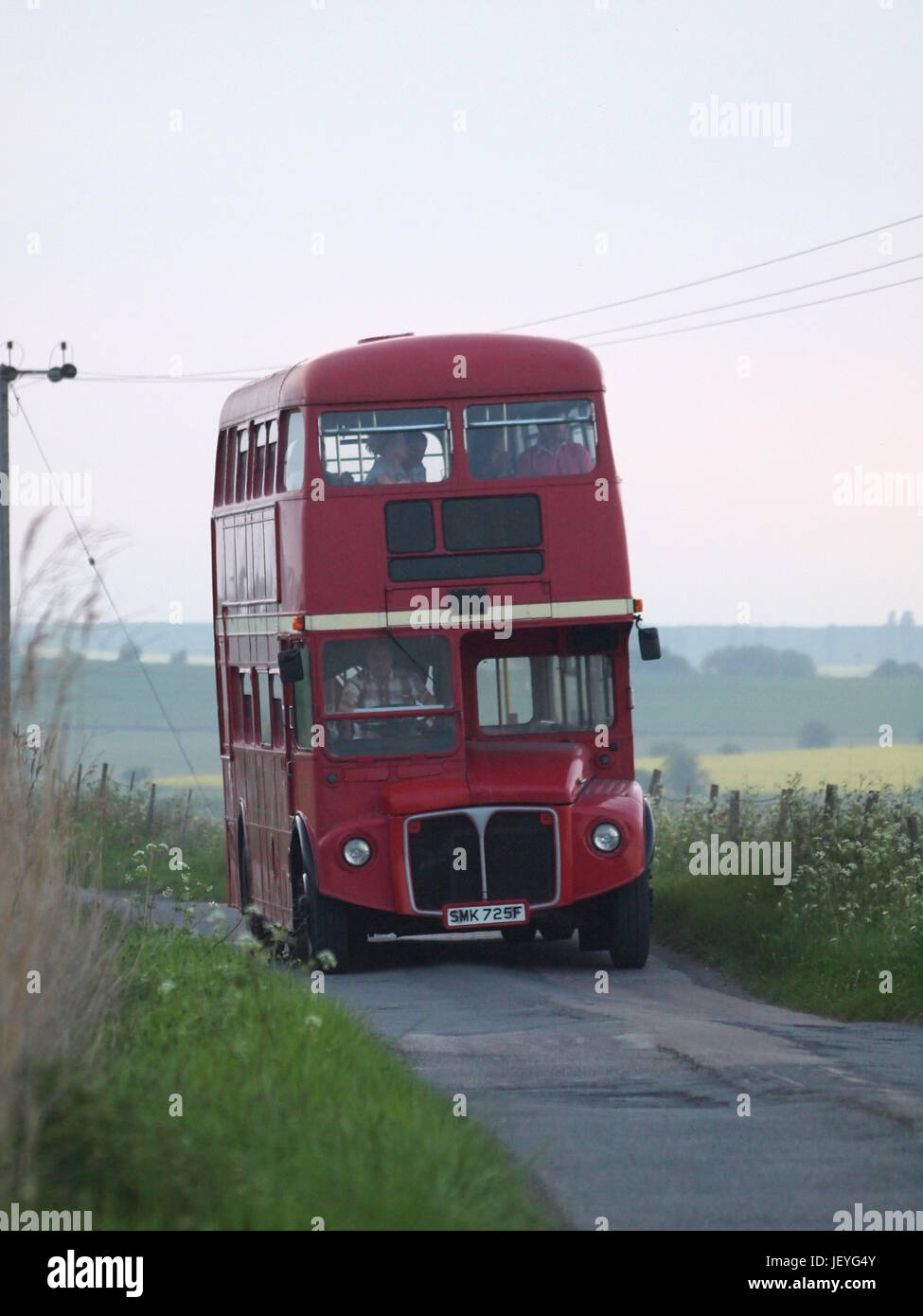 Alte traditionelle rote Routemaster Bus Fahrt durch die Grafschaft Kent. Stockfoto