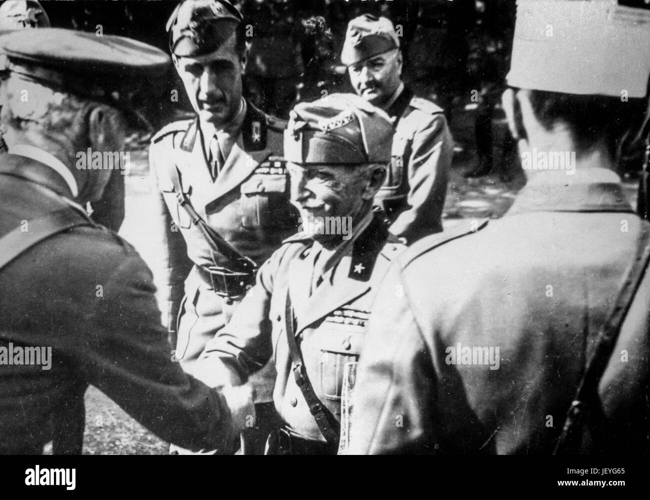 Vittorio Emanuele III mit englischen und französischen Generälen, Bari, November 1943 Stockfoto