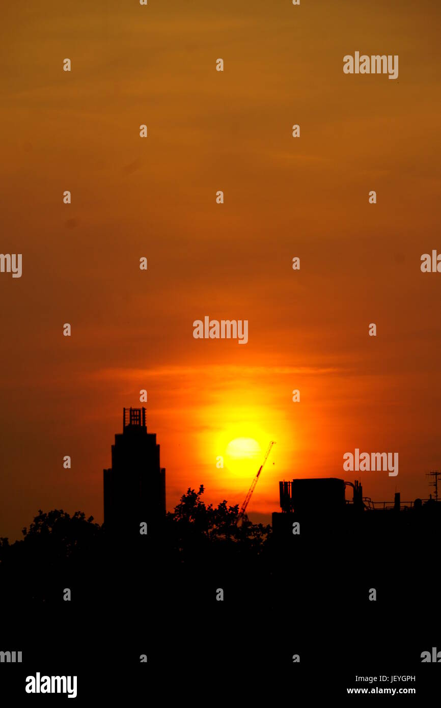 Sonnenuntergang in der Stadt Stockfoto