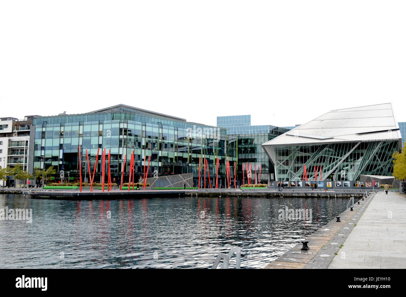 Grand Canal Square und Theater durch den Fluss Liffey in Dublin, Irland Stockfoto