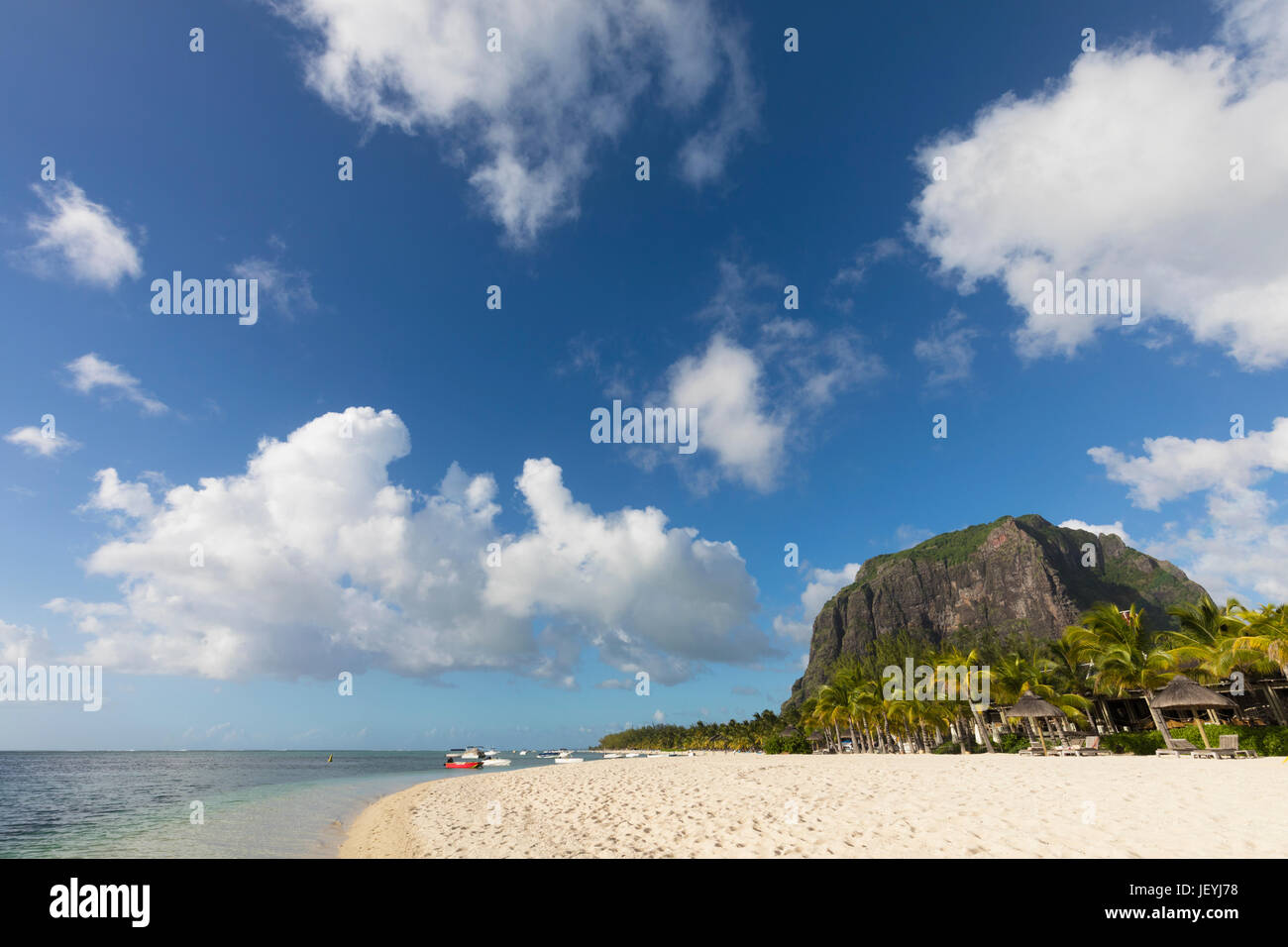 Mauritius, Maskarenen.  Le Morne Strand mit den Berg Le Morne Brabant hinter.  Le Morne Brabant ist ein UNESCO-Weltkulturerbe.  Die mo Stockfoto