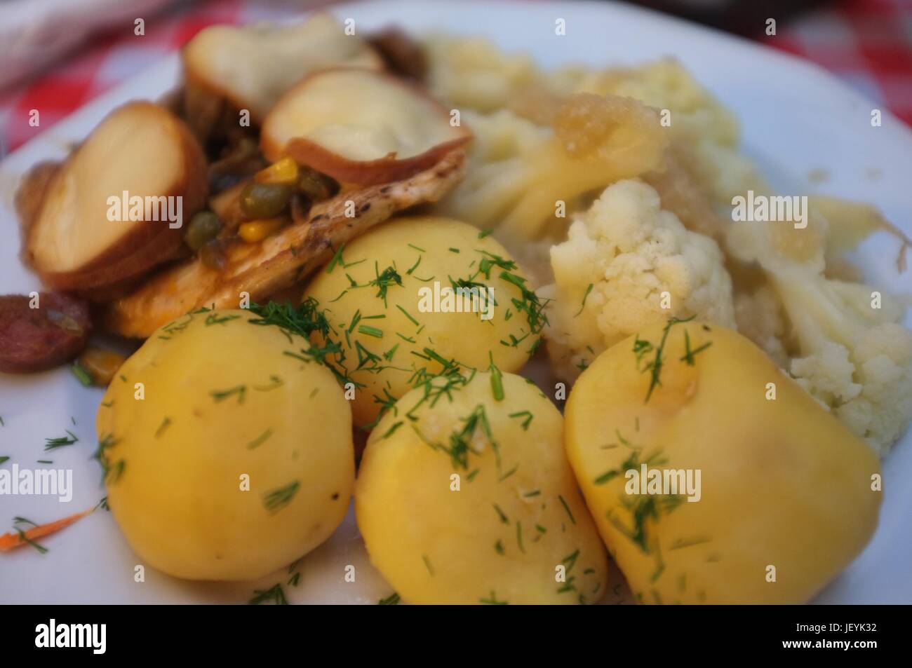 Eine Mahlzeit aus Fleisch, Kartoffeln und Blumenkohl in einem Restaurant in der Altstadt, Krakau, Polen, Mittel-/Osteuropa, Juni 2017. Stockfoto
