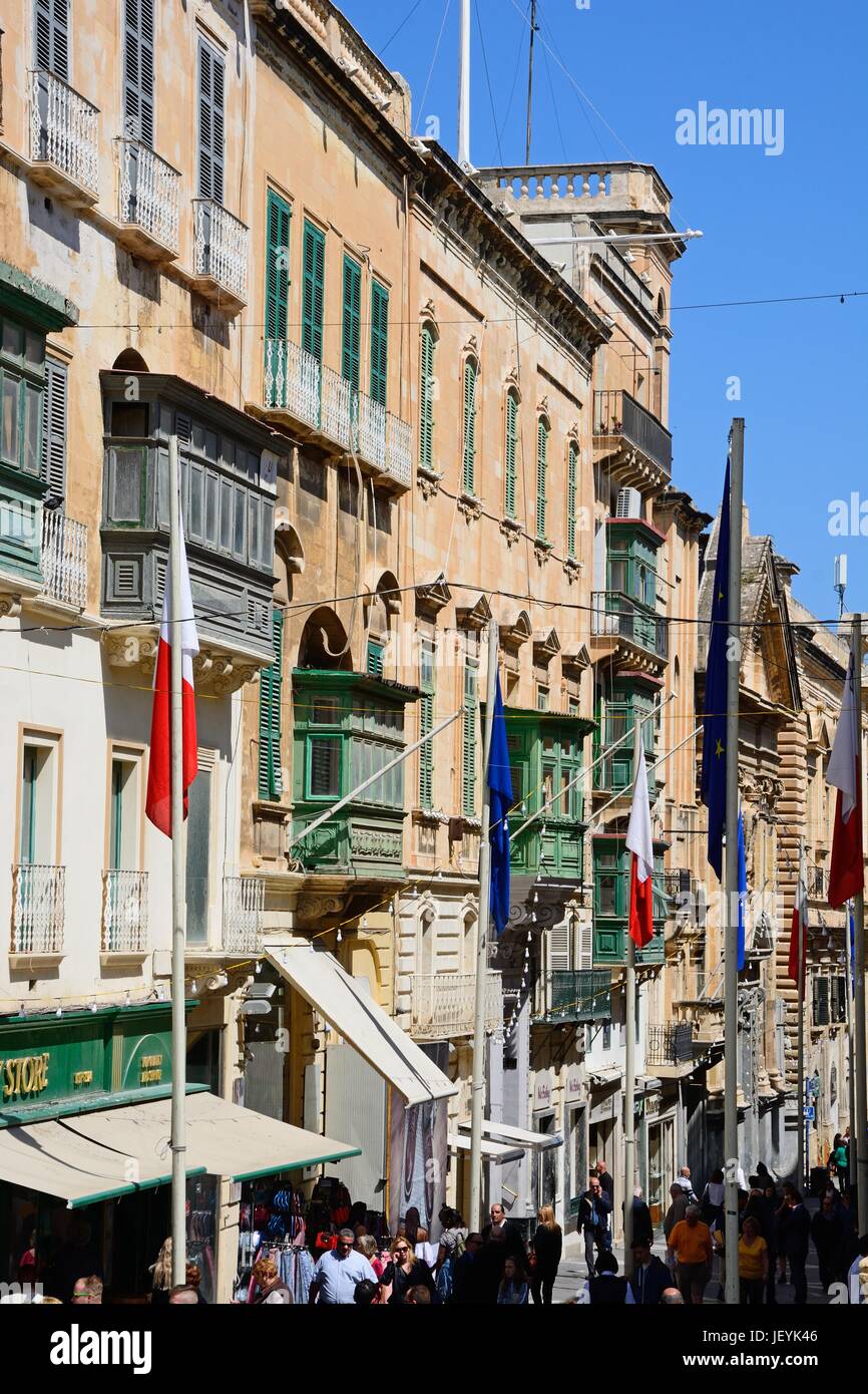 Touristen zu Fuß entlang der Republic Street aka Triq Ir Repubblika, Valletta, Malta, Europa. Stockfoto