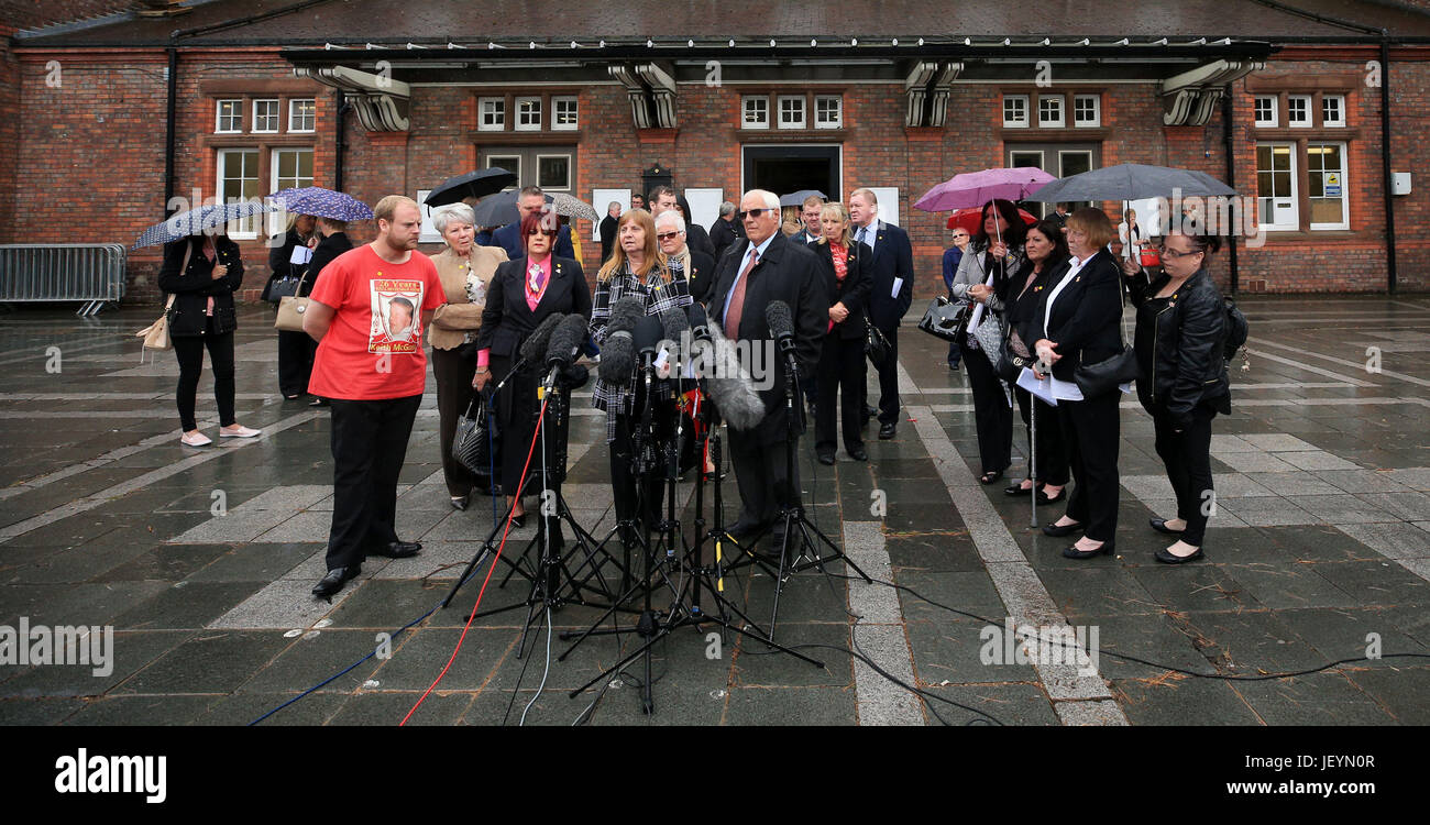 Freunde und Familie von Opfer sprechen die Medien ausserhalb Parr Hall, Warrington, wo der Crown Prosecution Service Hillsborough Spiel Commander David Duckenfield, ehemaliger Chief Constable sagte, die Sir Norman Bettison und vier andere Personen wegen Straftaten im Zusammenhang mit der Hillsborough-Katastrophe angeklagt haben. Stockfoto