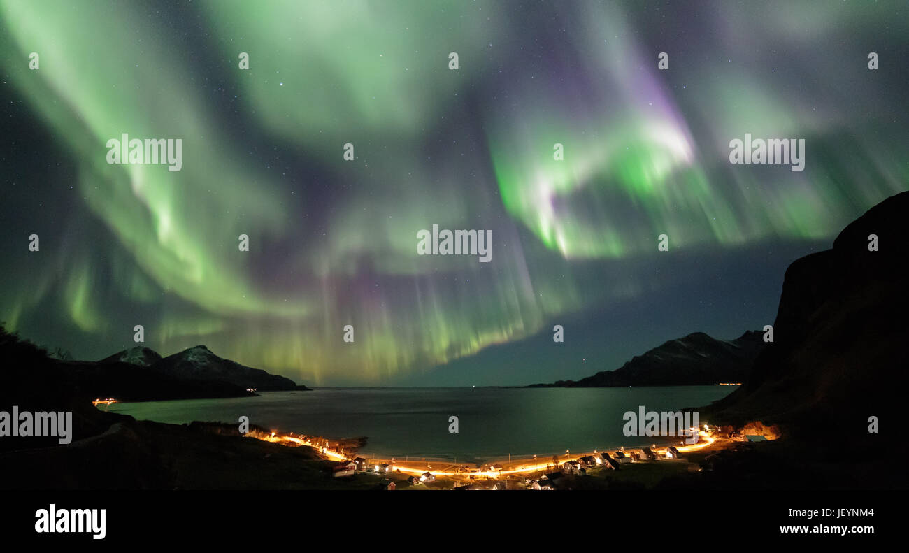 Aurora Borealis, Nordlicht folgt koronalen Massenauswurf Vorhänge über Nacht Himmel Polarkreis Kvaloya Insel Troms Tromso Norwegen Stockfoto