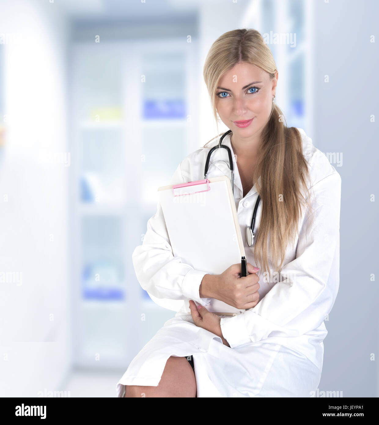 Blonde Ärztin Wird Von Ihrem Patienten Gelöchert Blonde Ärztin Wird Von Ihrem Patienten Gelöchert