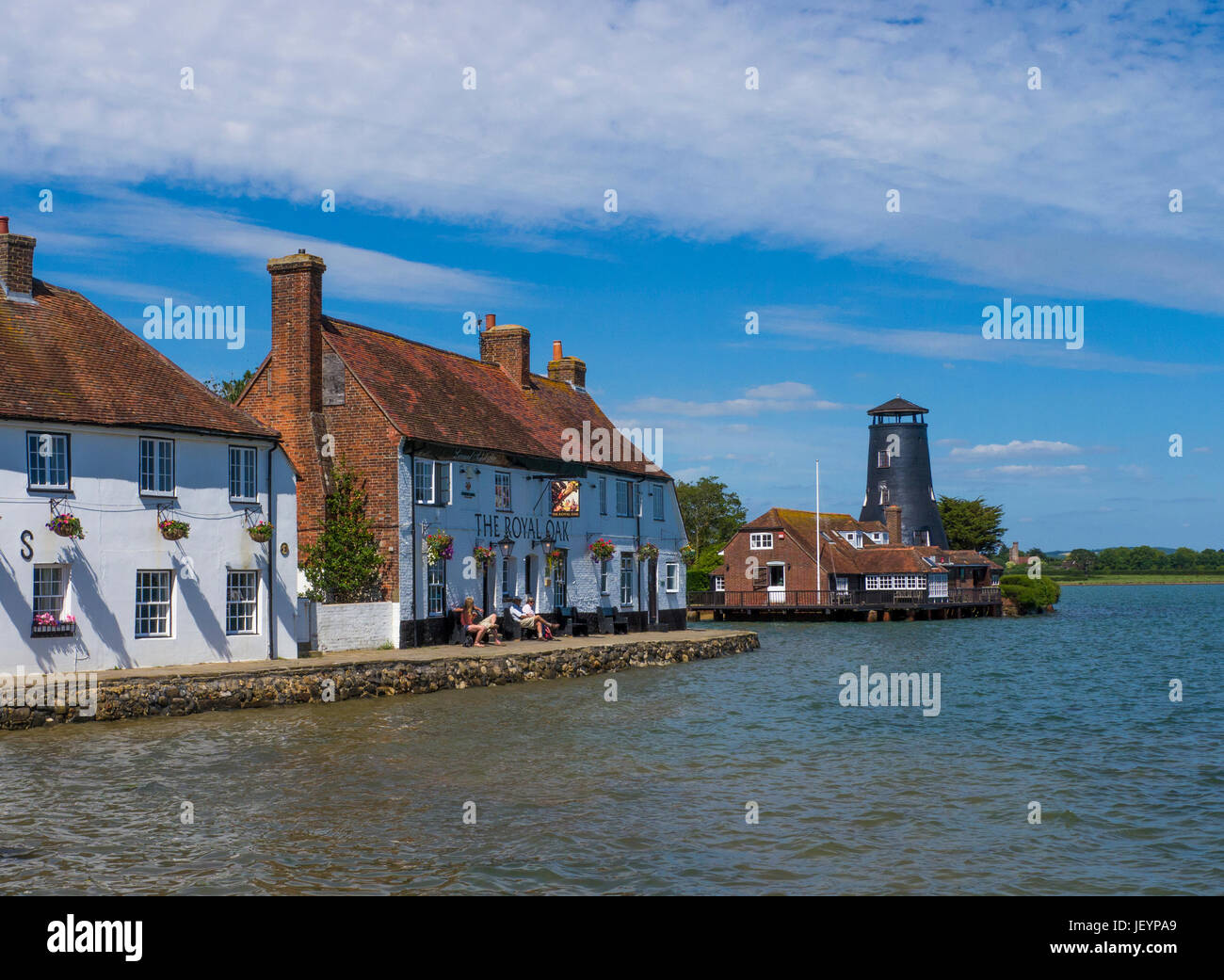 Die Royal Oak Pub und Langstone Mill bei Flut. Hafen von Langston, Hampshire, England.Langstone ist ein malerisches Dorf, das liegt an der nördlichen Stockfoto