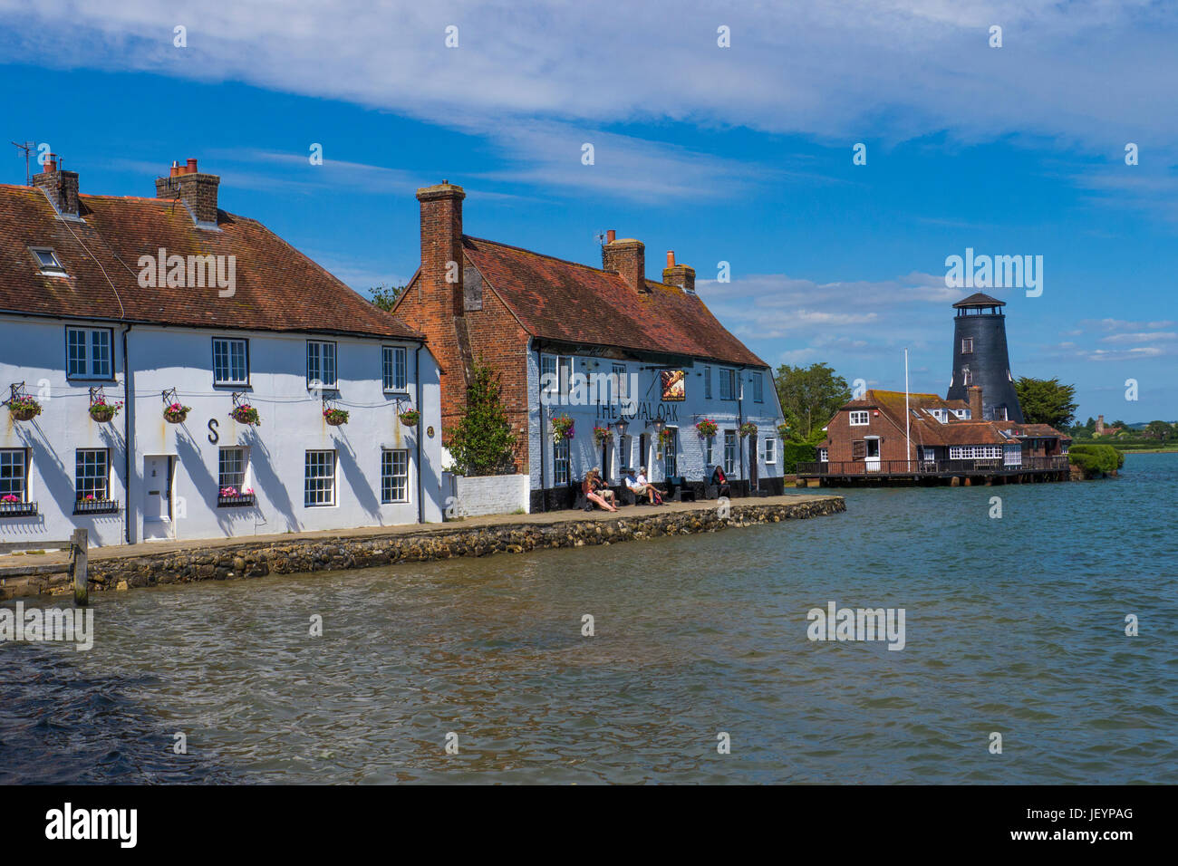 Die Royal Oak Pub und Langstone Mill bei Flut. Hafen von Langston, Hampshire, England.Langstone ist ein malerisches Dorf, das liegt an der nördlichen Stockfoto