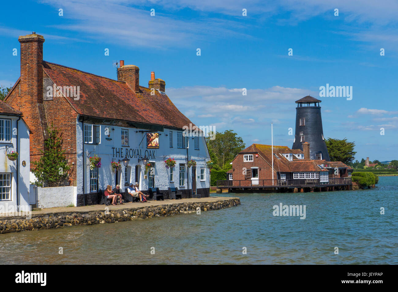 Die Royal Oak Pub und Langstone Mill bei Flut. Hafen von Langston, Hampshire, England.Langstone ist ein malerisches Dorf, das liegt an der nördlichen Stockfoto