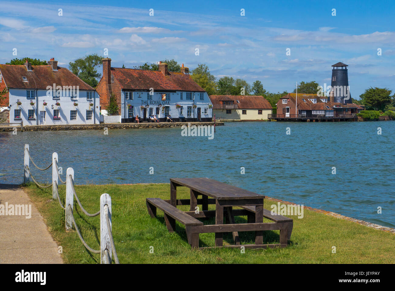 Die Royal Oak Pub und Langstone Mill bei Flut. Hafen von Langston, Hampshire, England.Langstone ist ein malerisches Dorf, das liegt an der nördlichen Stockfoto