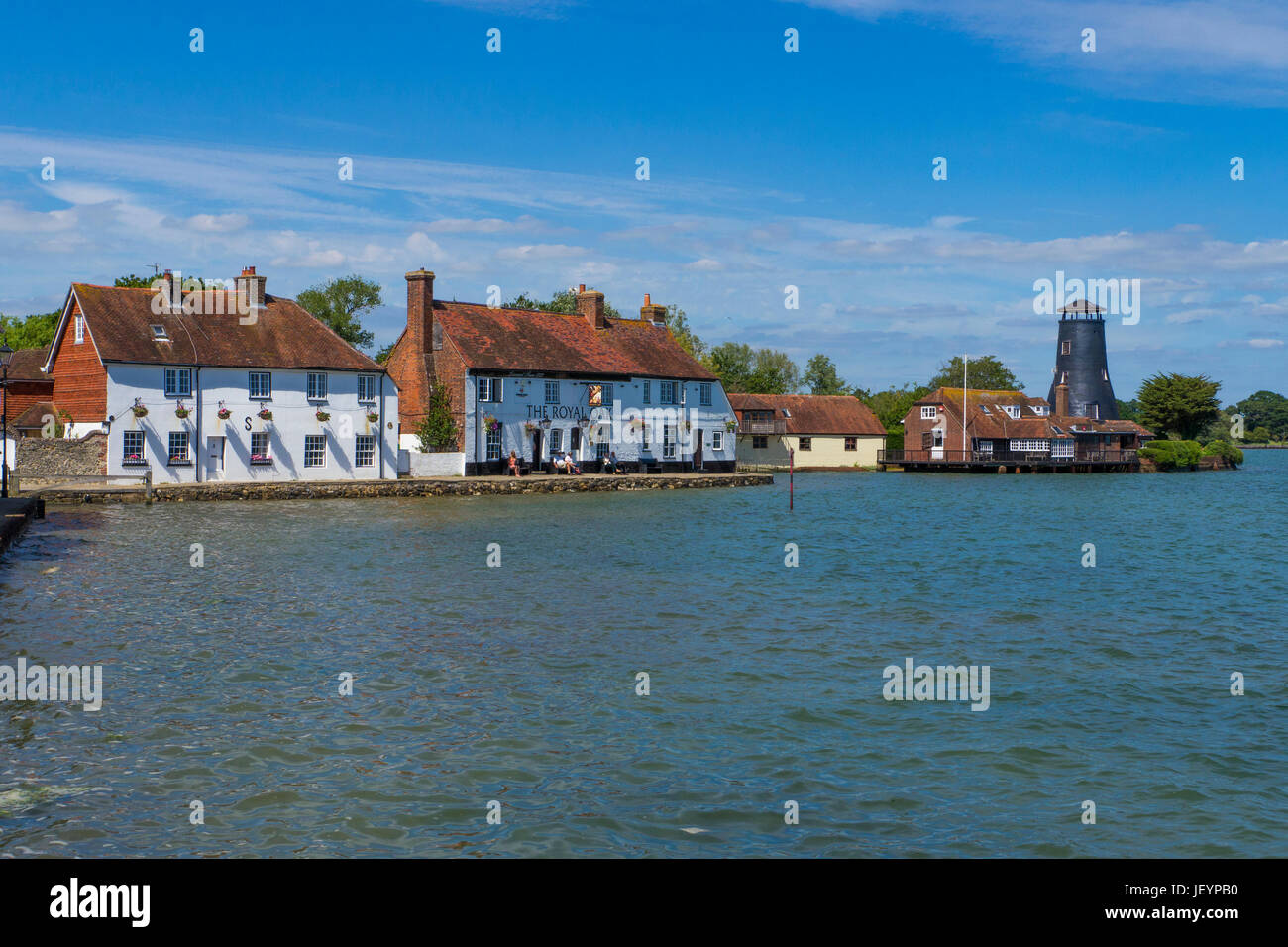 Die Royal Oak Pub und Langstone Mill bei Flut. Hafen von Langston, Hampshire, England.Langstone ist ein malerisches Dorf, das liegt an der nördlichen Stockfoto